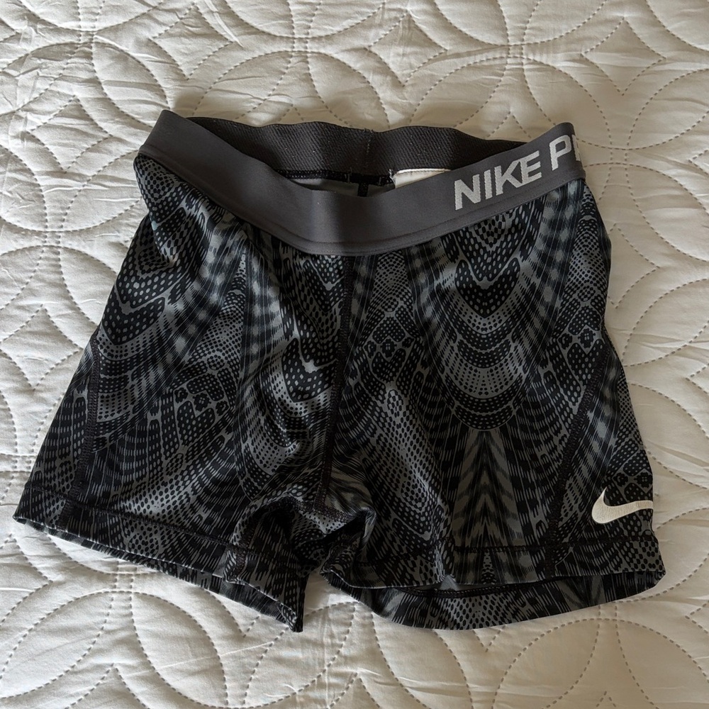 Nike Women's Gray Patterned Athletic Shorts